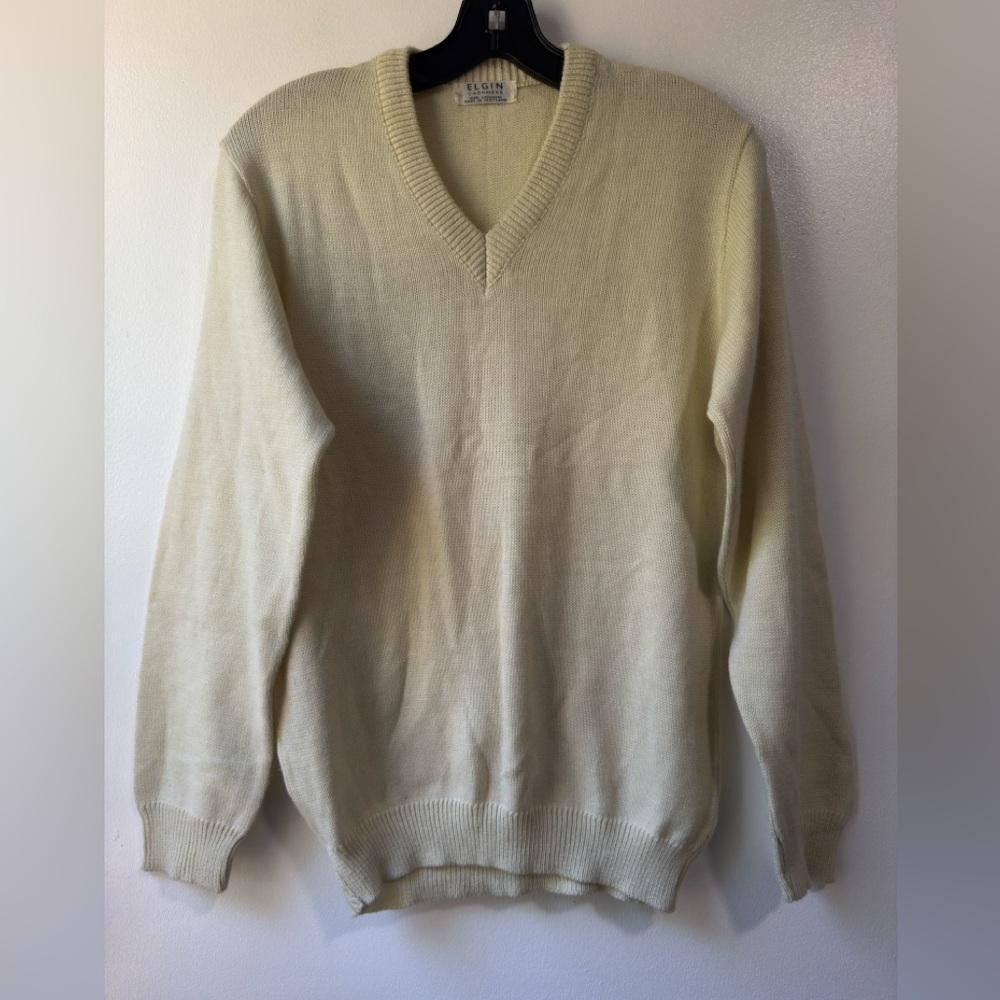 Elgin Cashmere Made In Scotland V-Neck Sweater in Cream